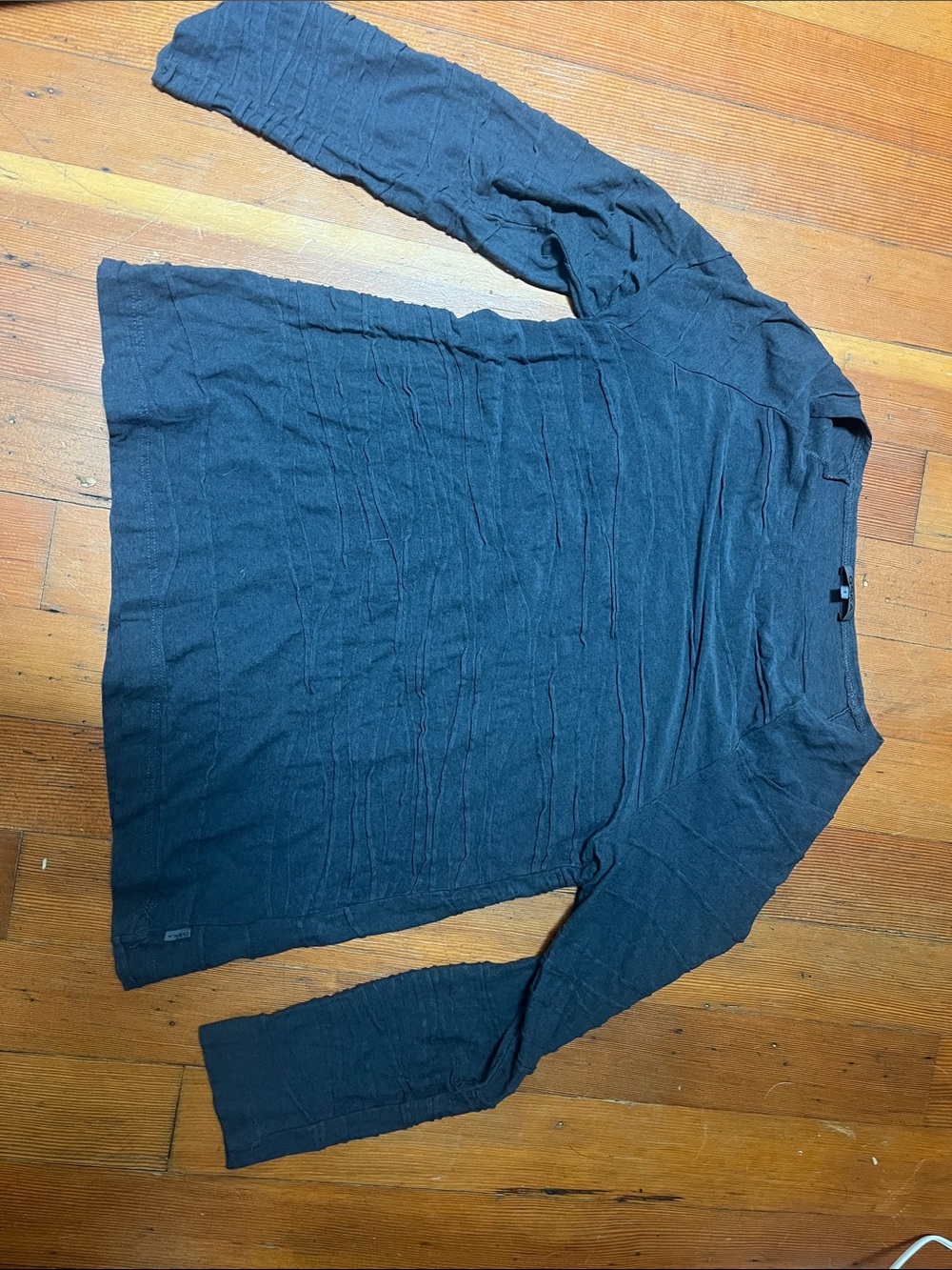 Women's Oska wave textured Long-Sleeve Crewneck Tee in Charcoal Navy